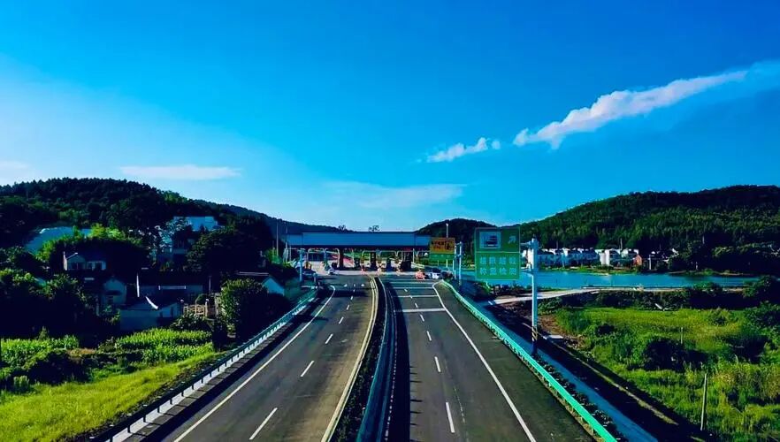 高速出入口_收费站行车安全技巧_高速公路出入口安全驾驶